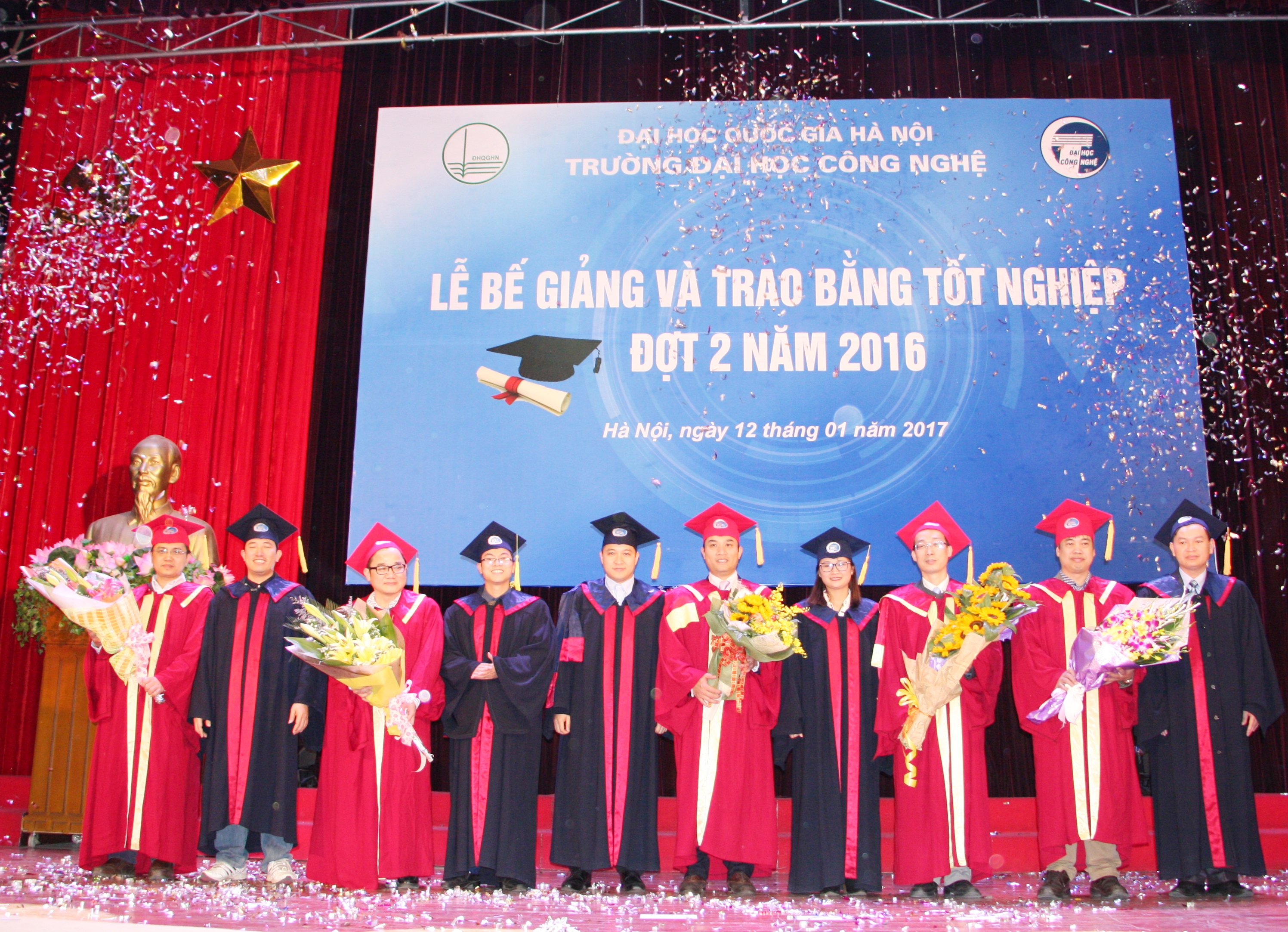 04 tiến sĩ, 138 học viên cao học và 56 sinh viên nhận bằng tốt nghiệp năm 2016