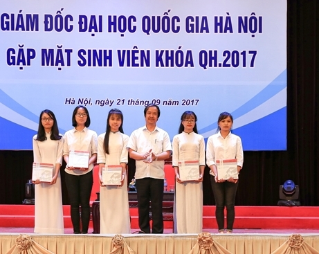 Thủ khoa Nguyễn Thị Huệ nhận khen thưởng của Giám đốc Đại học Quốc gia Hà Nội