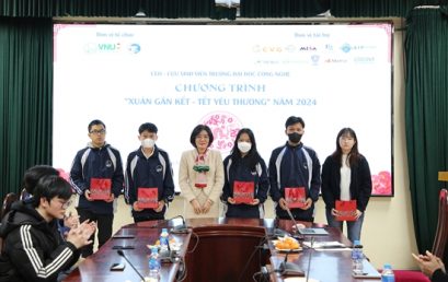 Nhiều suất quà được trao cho sinh viên tại chương trình “Xuân gắn kết – Tết yêu thương”