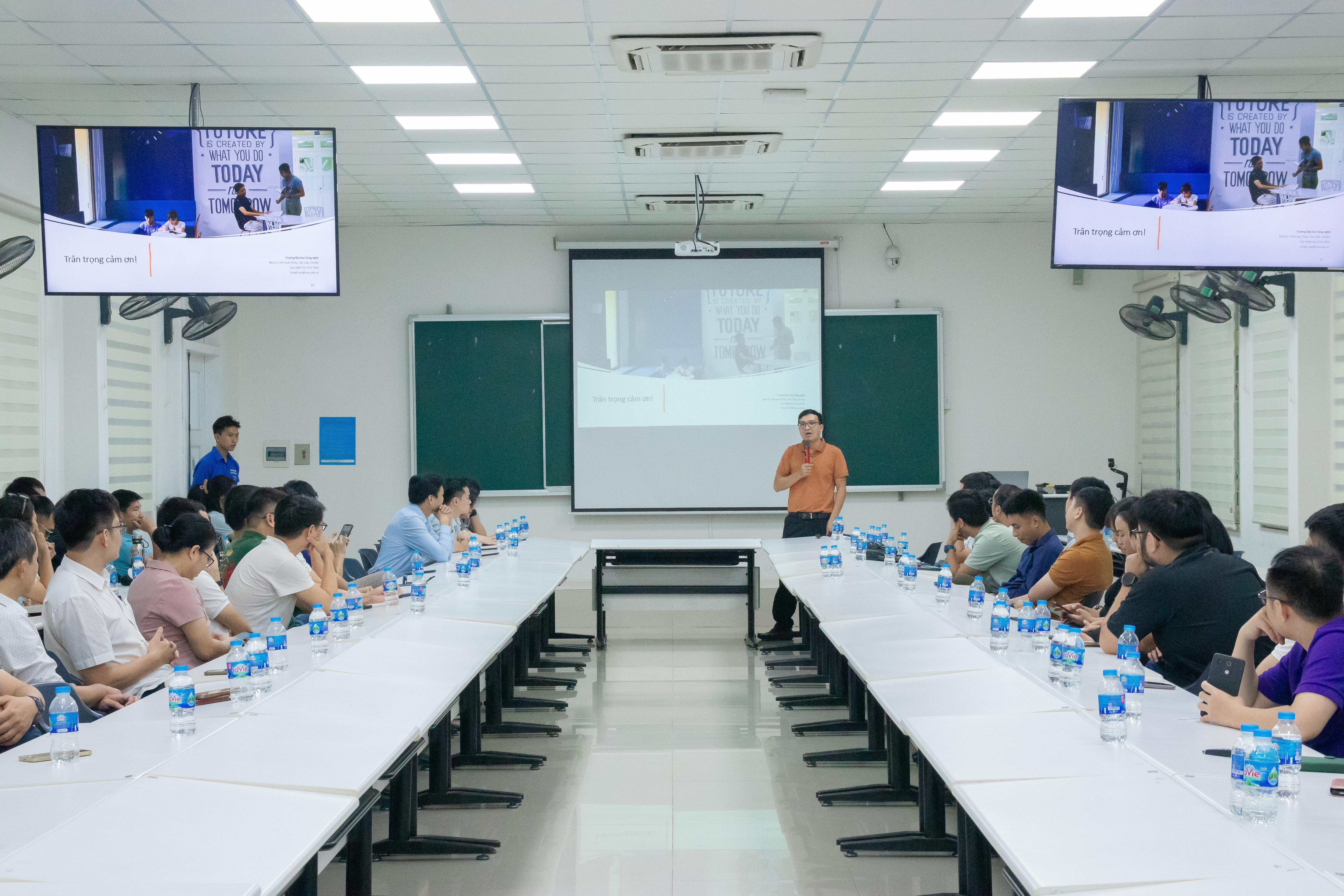 Gặp gỡ, giao lưu cùng cựu sinh viên trước thềm kỷ niệm 20 năm thành lập Trường Đại học Công nghệ