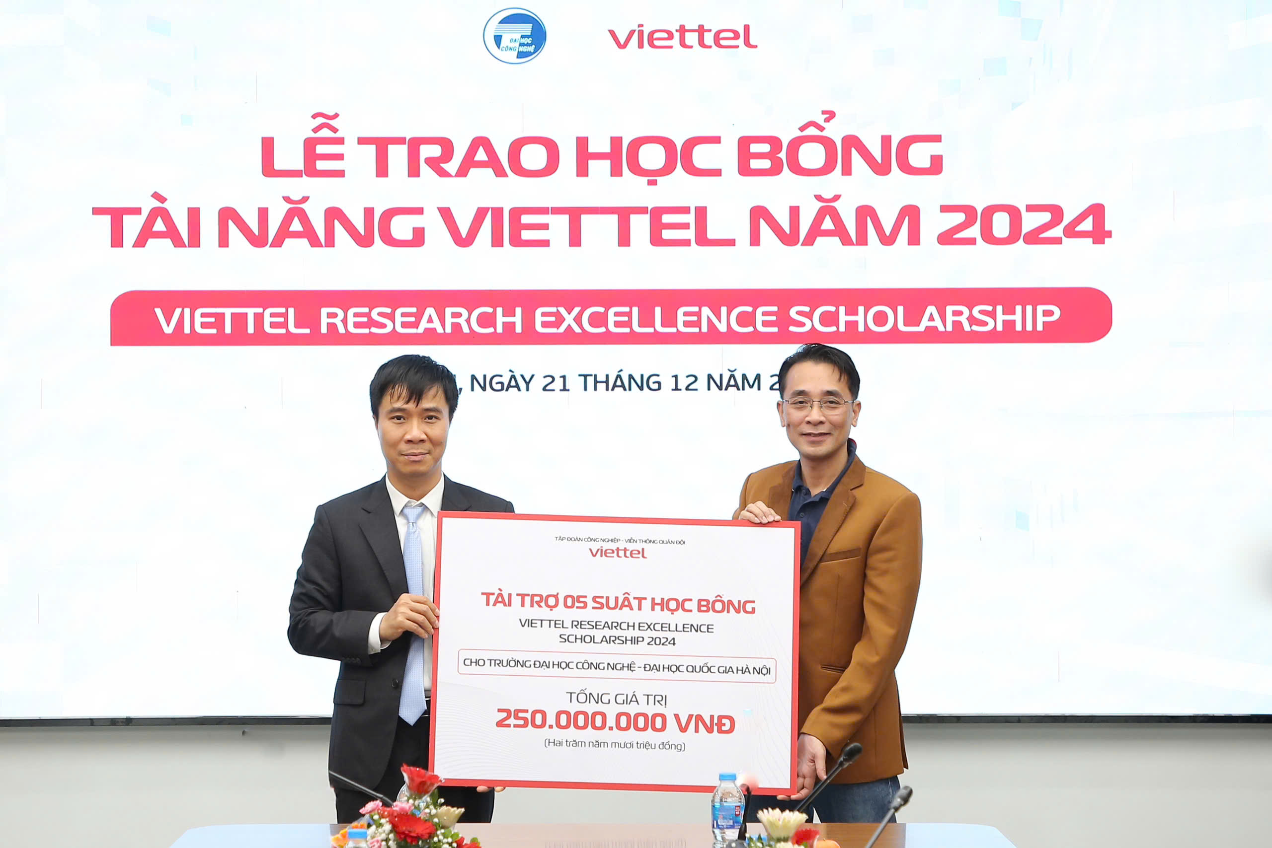 05 học viên Trường Đại học Công nghệ nhận học bổng “Viettel Research Excellence Scholarship” năm 2024