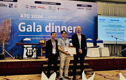 Giải thưởng Best paper award tại Hội nghị quốc tế về các Công nghệ Truyền thông tiên tiến (ATC – 2024) thuộc về nhóm nghiên cứu của Trường ĐH Công nghệ kết hợp ĐH Quốc gia Yang Ming Chiao Tung, Đài Loan