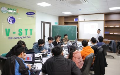 Giáo sư Đại học California giảng dạy về Kỹ thuật MEMS và NEMS cho học viên chương trình VNU-Samsung Technology Track