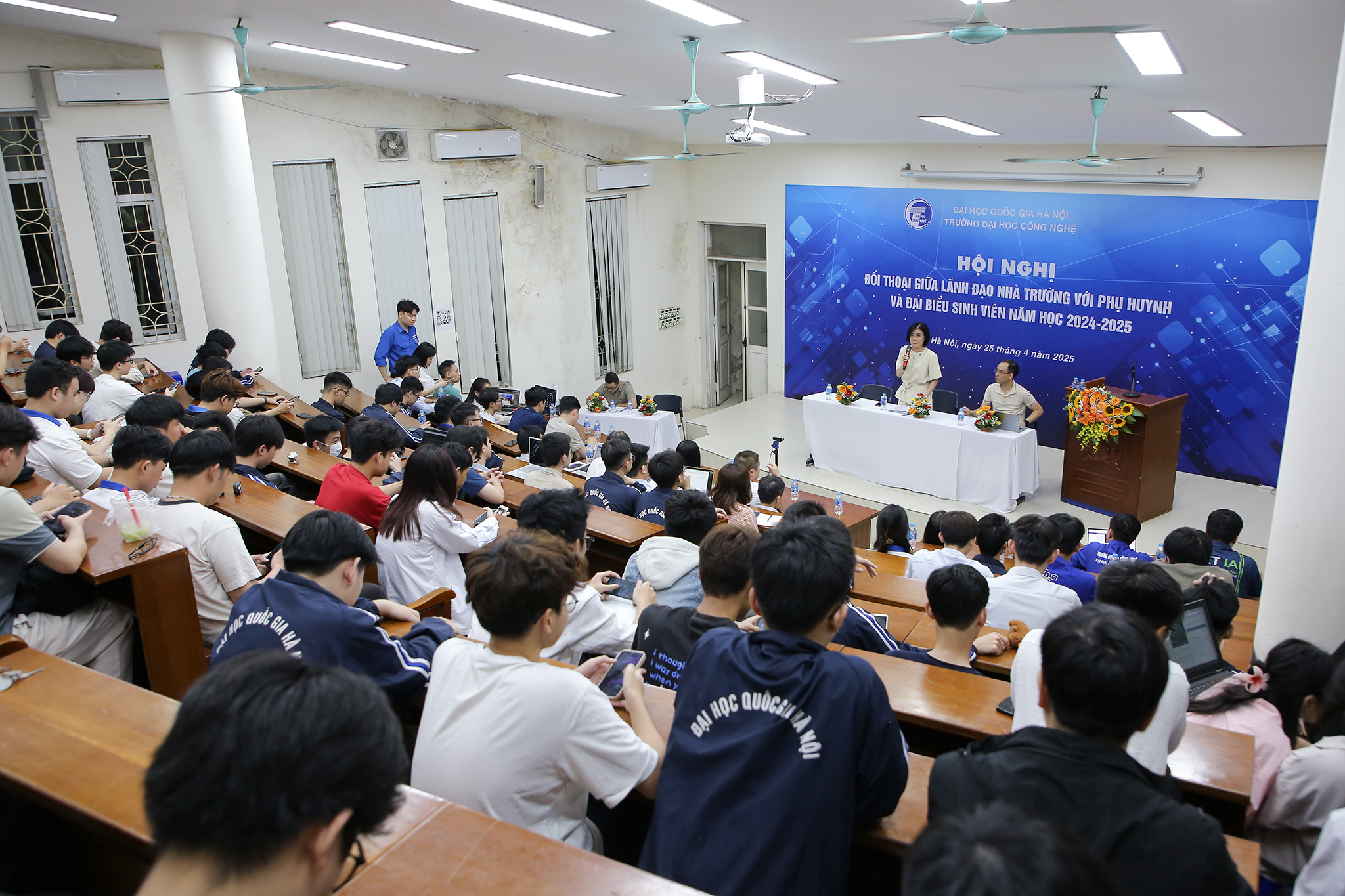 Hội nghị đối thoại giữa Lãnh đạo Nhà trường với phụ huynh và sinh viên năm 2025: Đối thoại để đồng hành, phát triển và nâng cao chất lượng đào tạo Hội nghị đối thoại giữa Lãnh đạo Nhà trường với phụ huynh và sinh viên năm 2025: Đối thoại để đồng hành, phát triển và nâng cao chất lượng đào tạo