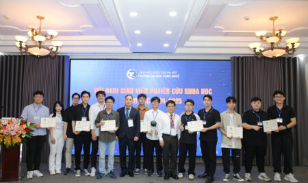 Nghiên cứu chip vi lưu điều khiển vi giọt: Nhóm sinh viên Khoa Điện tử viễn thông hướng đến ứng dụng y sinh hiện đại