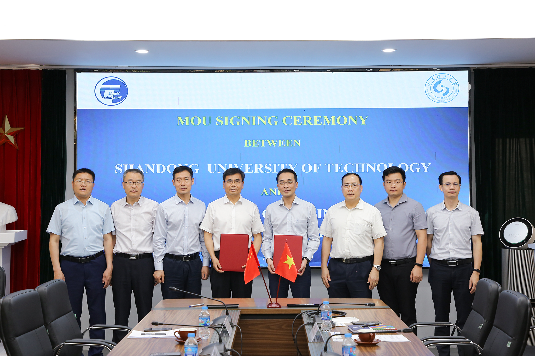 Trường Đại học Công nghệ ký kết hợp tác với Trường Đại học Khoa học Kỹ thuật Sơn Đông, Trung Quốc: Mở rộng hợp tác trong nhiều lĩnh vực kỹ thuật công nghệ Trường Đại học Công nghệ ký kết hợp tác với Trường Đại học Khoa học Kỹ thuật Sơn Đông, Trung Quốc: Mở rộng hợp tác trong nhiều lĩnh vực kỹ thuật công nghệ