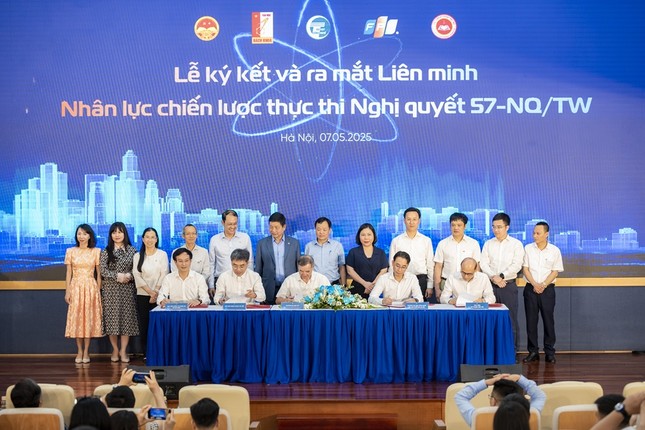 Trường Đại học Công nghệ – ĐHQGHN tham gia Lễ ký kết và ra mắt Liên minh nhân lực chiến lược thực thi Nghị quyết 57-NQ/TW Trường Đại học Công nghệ – ĐHQGHN tham gia Lễ ký kết và ra mắt Liên minh nhân lực chiến lược thực thi Nghị quyết 57-NQ/TW