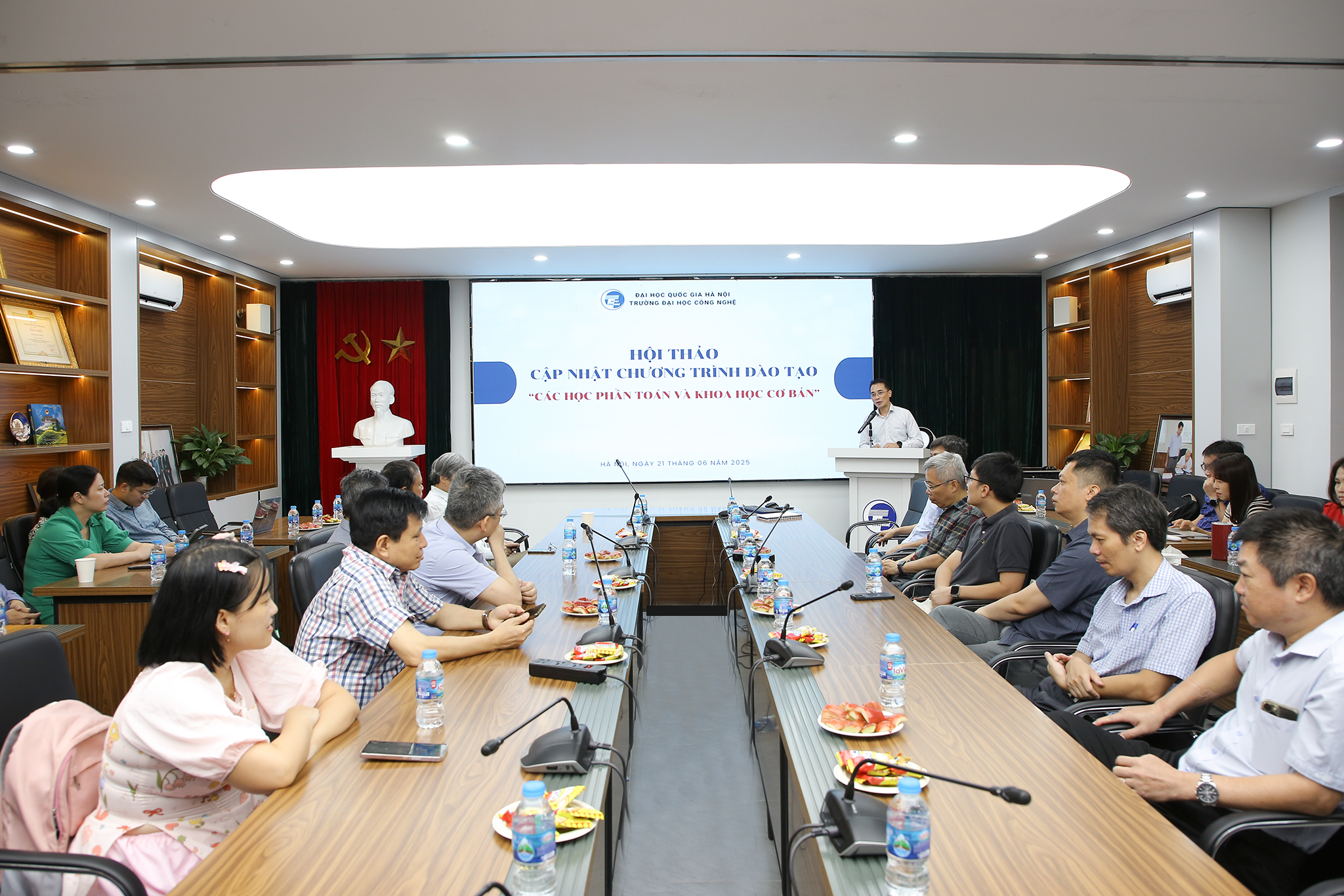 Trường Đại học Công nghệ: Hội thảo cập nhật chương trình đào tạo “Các học phần Toán và Khoa học cơ bản”