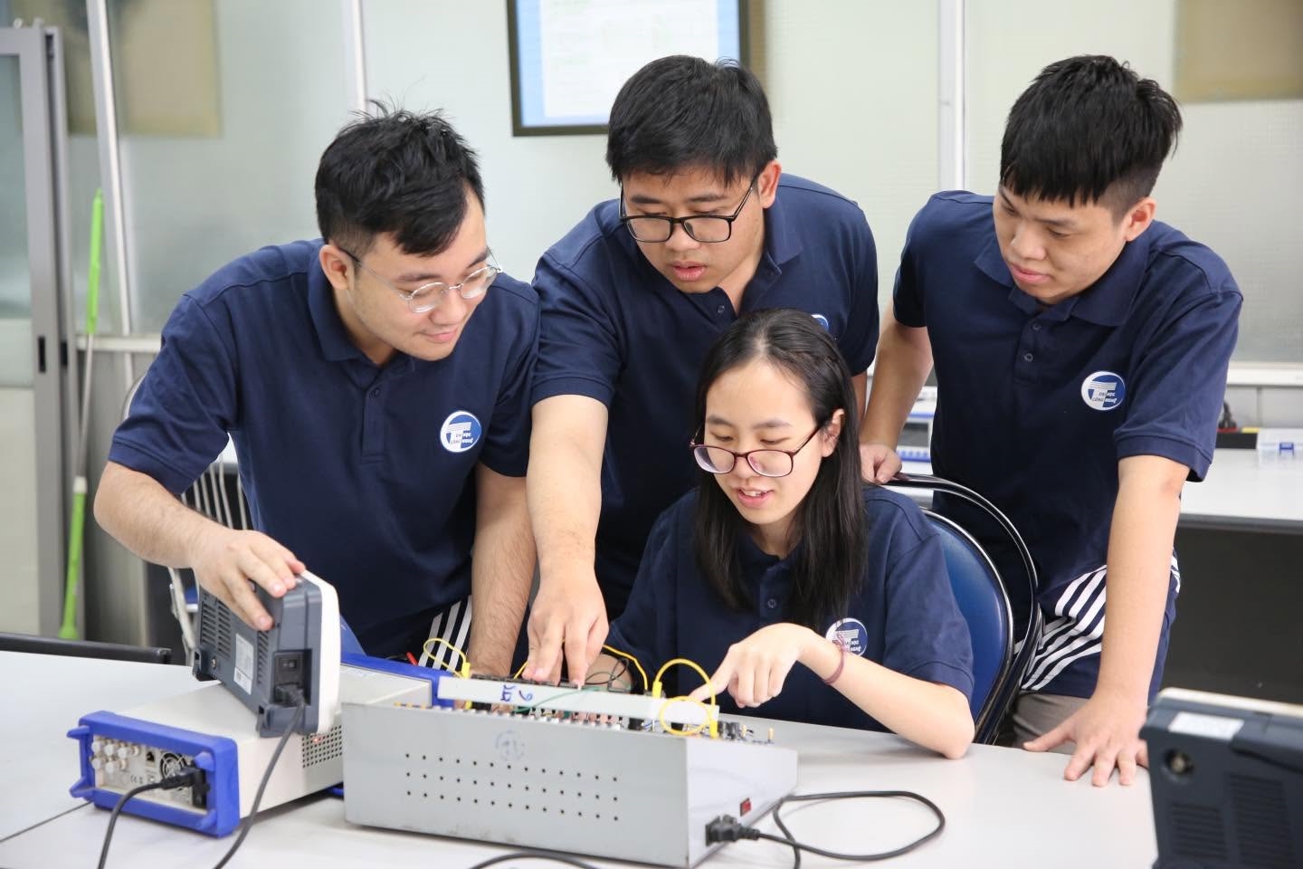 Thu hút nhân tài, giữ chân người giỏi: Từ tư duy chiến lược đến giải pháp thực tiễn của Trường ĐH Công nghệ, ĐHQGHN Thu hút nhân tài, giữ chân người giỏi: Từ tư duy chiến lược đến giải pháp thực tiễn của Trường ĐH Công nghệ, ĐHQGHN