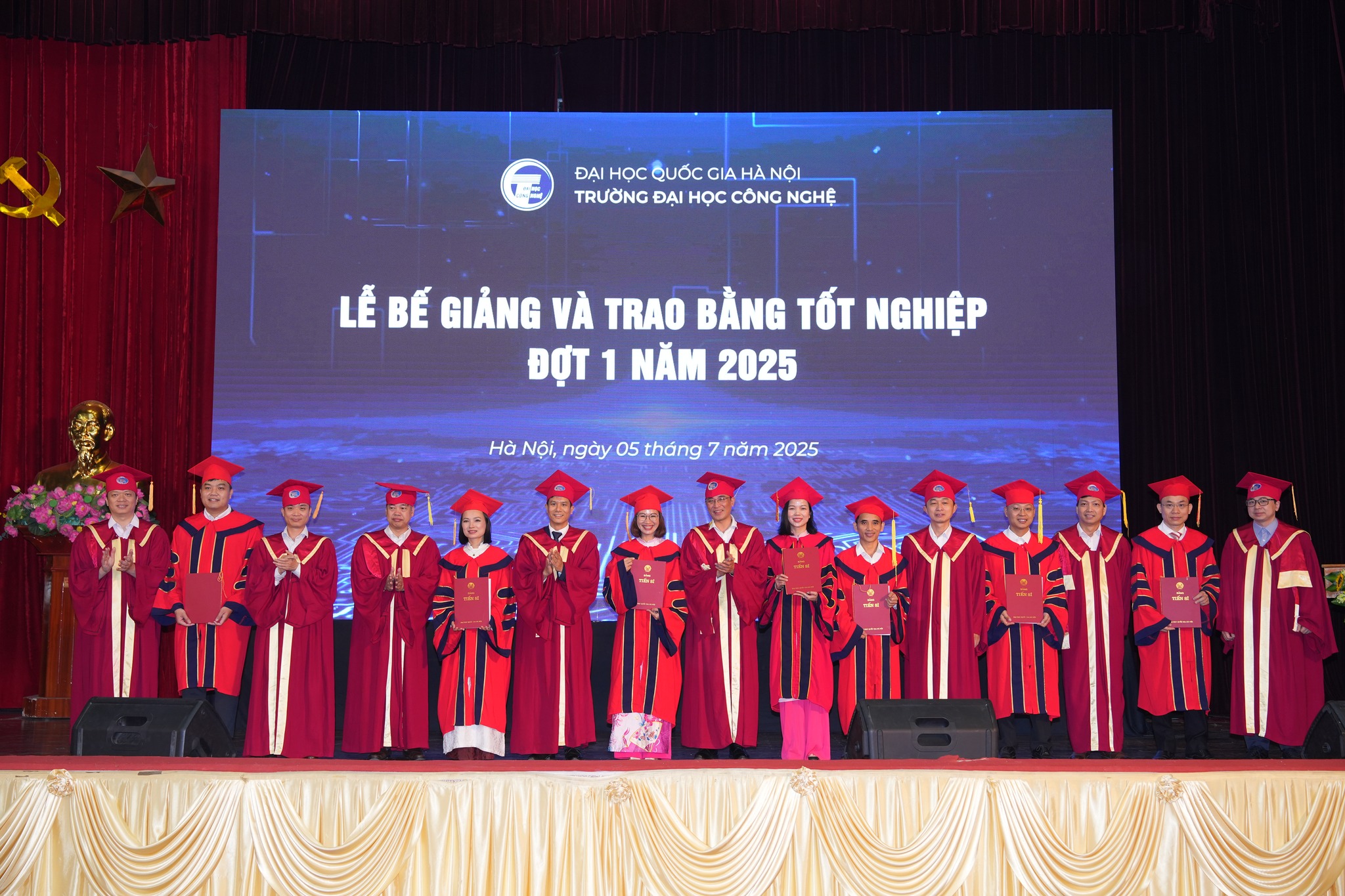Trường Đại học Công nghệ tổ chức Lễ bế giảng và trao bằng tốt nghiệp đợt 1 năm 2025 Trường Đại học Công nghệ tổ chức Lễ bế giảng và trao bằng tốt nghiệp đợt 1 năm 2025