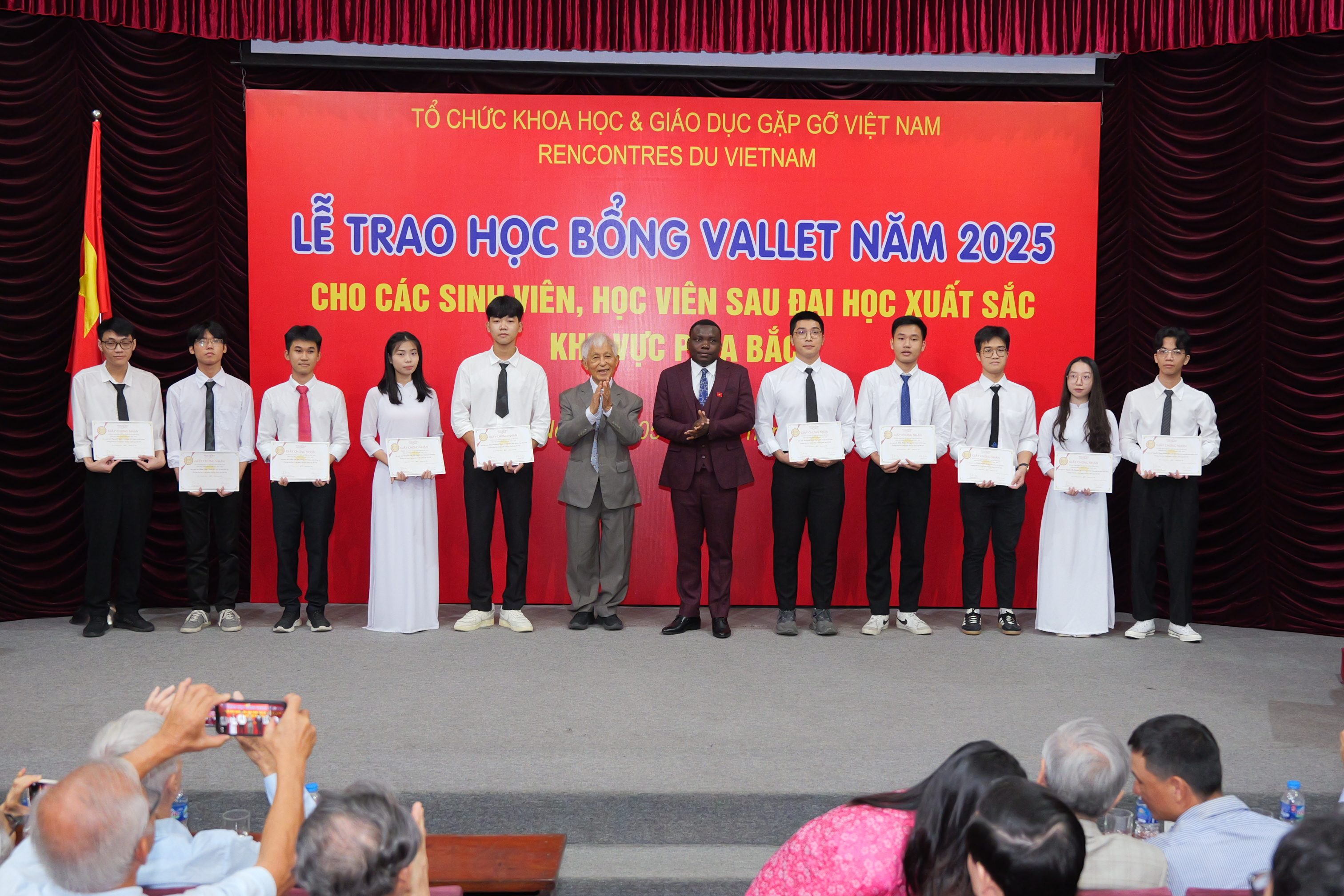 Trường Đại học Công nghệ: Đồng hành cùng sinh viên trên hành trình chinh phục tương lai Trường Đại học Công nghệ: Đồng hành cùng sinh viên trên hành trình chinh phục tương lai