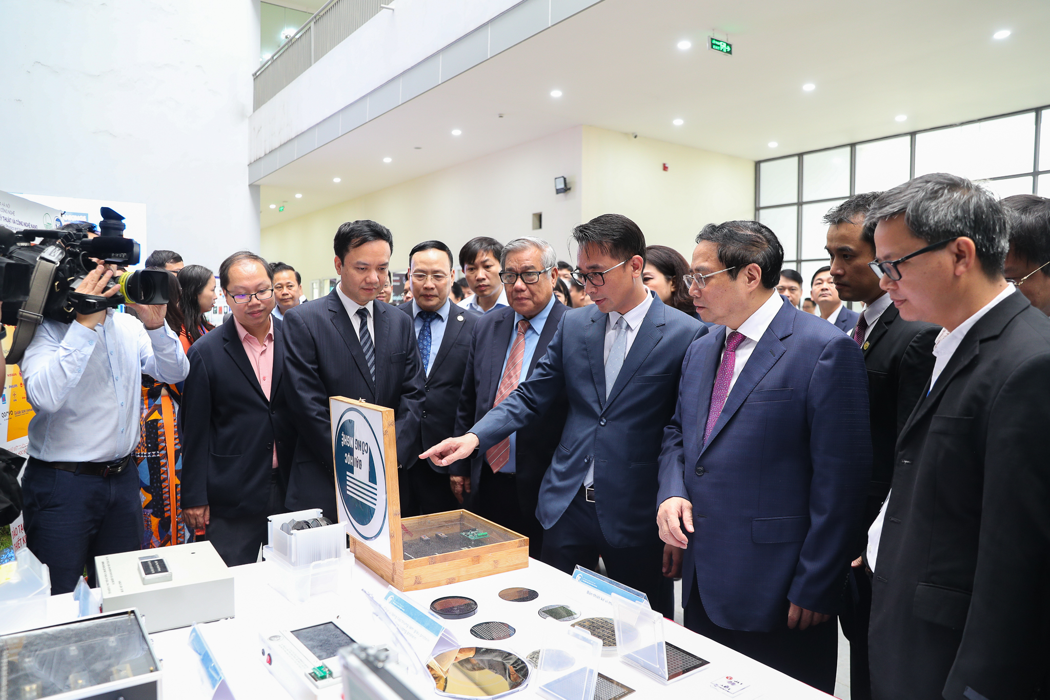 Thủ tướng Chính phủ tham quan gian trưng bày của Trường ĐH Công nghệ nhân dịp tham dự Triển lãm công nghệ VNU 2023